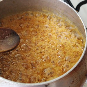 Cakecrumbs' Honey Bee Macarons